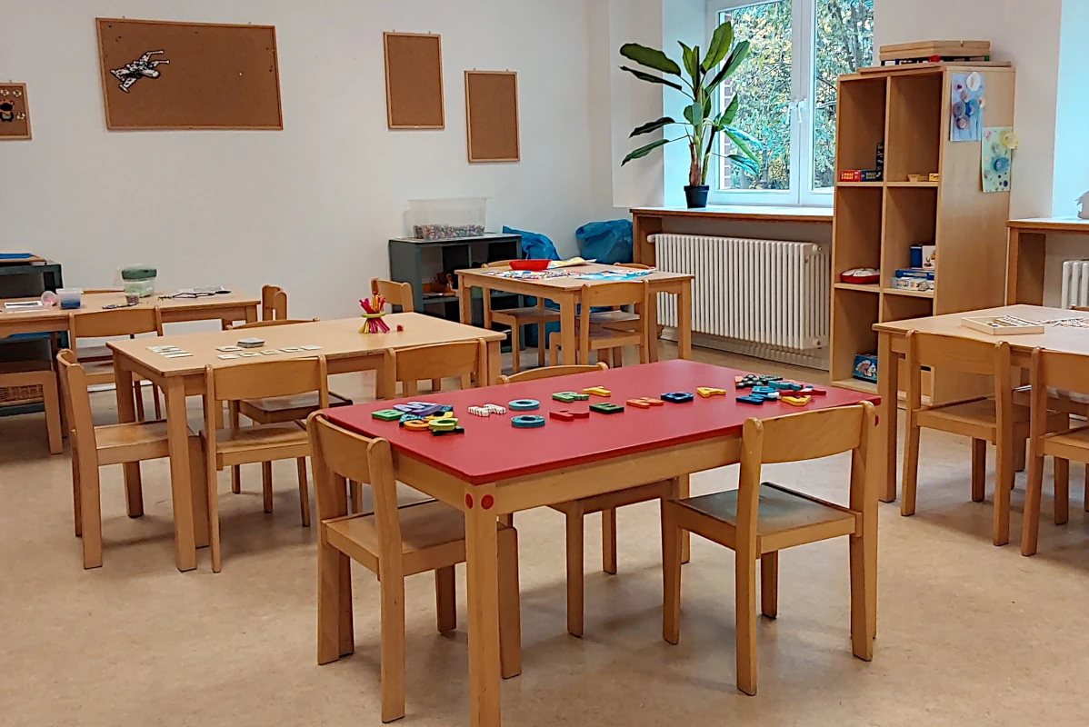 Der Hausaufgabenbereich mit Tischen und Stühlen