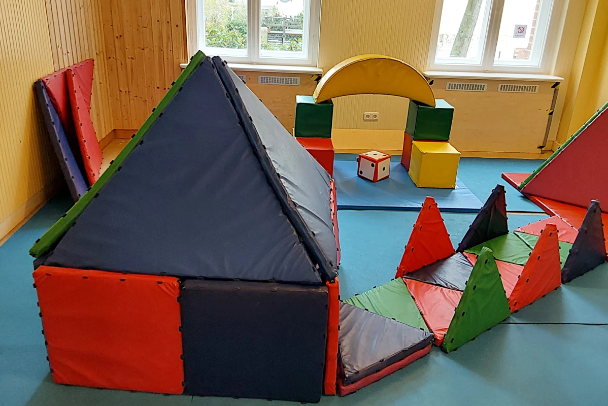 Der Powerraum mit vielen geometrischen Kissen zum Bauen und Toben