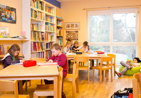 Kinder beim Lesen