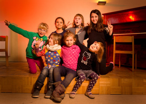 Kinder machen coole Gesten vor einem Klavier