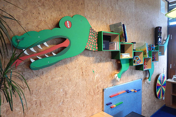 Bild: ein Regal in Drachenform