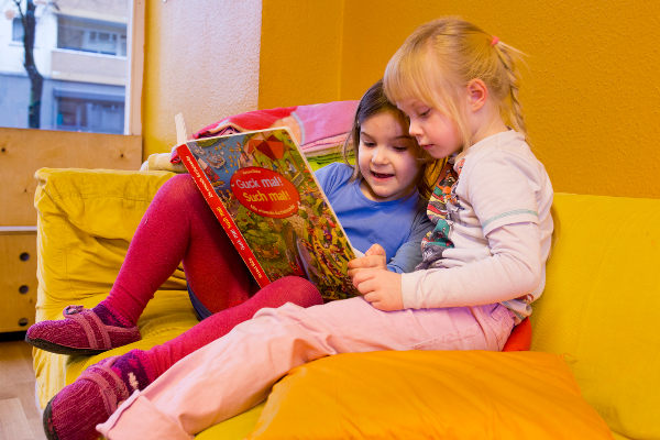 Kinder beim Lesen