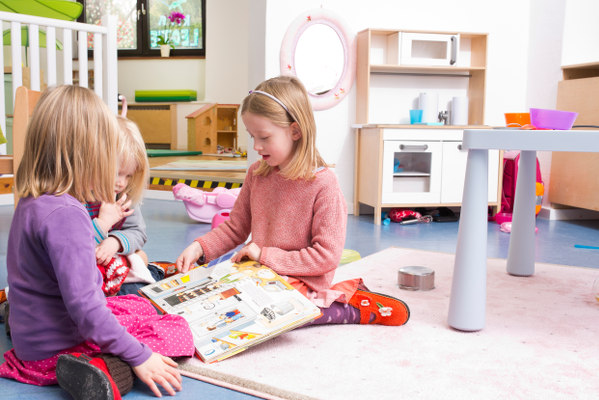 2 Kinder spielen