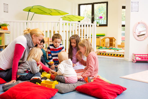 mehrere Kinder spielen