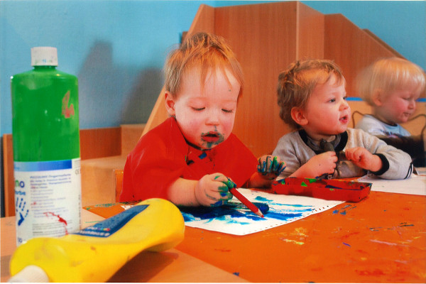 Kinder beim Malen