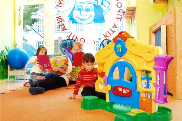 Kinder spielen