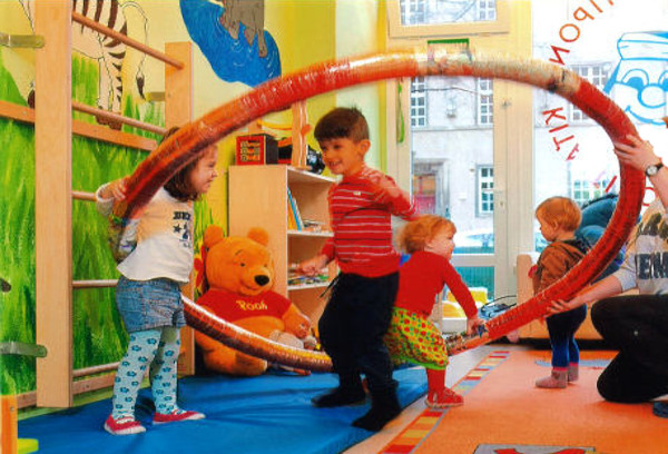Kinder mit Hula Ring