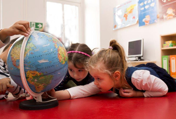 Tiva-Kinder mit Globus